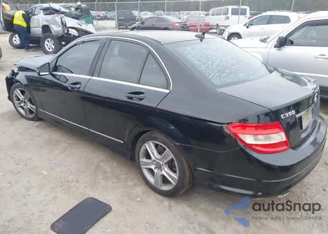 2010 Mercedes-Benz C 300 Sport z USA, uszkodzony, nr VIN WDDGF5EB6AR091699